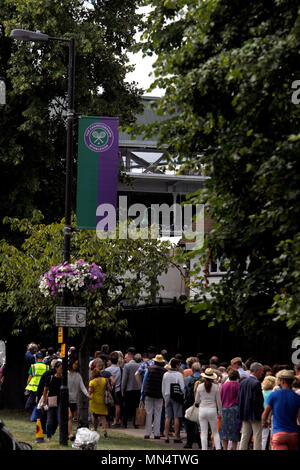 London, 3 Juli, 2017 - Wimbledon: Leute in der Warteschlange für Wimbledon tickets am ersten Tag des Spiels. Stockfoto