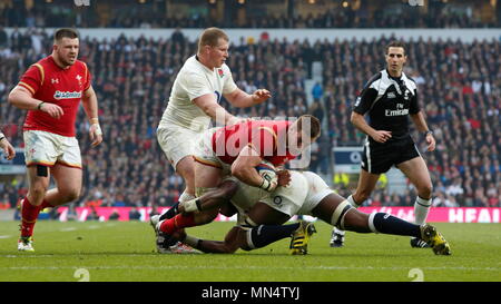 Billy Vunipola's Knirschen Angriff auf Dan Lydiate während der Rbs 6 Nations Match zwischen England v Wales in Twickenham Stadium. London, England. 12. März 2016 Stockfoto