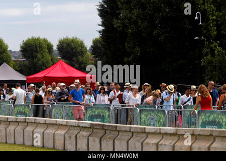 London, 3 Juli, 2017 - Wimbledon: Leute in der Warteschlange für Wimbledon tickets am ersten Tag des Spiels. Stockfoto