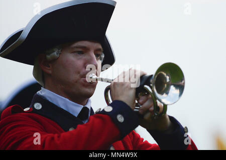 Die US-Armee der alten Garde der Fife und Drum Corps Mitglied führt bei der abschließenden "Musik unter den Sternen" Konzert im Joint Base Langley-Eustis, Va., Nov. 31, 2017. Die Band bietet Musik, in der Hoffnung eine Verbindung zu der lokalen Gemeinschaft zu entwickeln, sowie Soldaten und Familie Moral. (U.S. Air Force Foto/Airman 1st Class Kaylee Dubois) Stockfoto