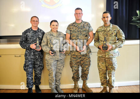 Runner-ups und der Gewinner des Command Language Professional des Jahres für ein Foto posieren. (Von links nach rechts) U.S. Navy Sprache Professional des Jahres Cryptologic Techniker-Interpretative 1 Brian Blacher, DOD Sieger des besten Command Language Professional des Jahres, Air Force Staff Sgt. Monica Helling, der Defense Threat Reduction Agency bei Travis Air Force Base, US Marine Corps Sgt. Kyle Morgan, der Defense Threat Reduction Agency, Europa und US-Armee Sgt. Auday Alamery der 513th Military Intelligence Brigade, Fort Gordon, Georgia. (U.S. Armee Foto von Natela Schneidwerk) Stockfoto