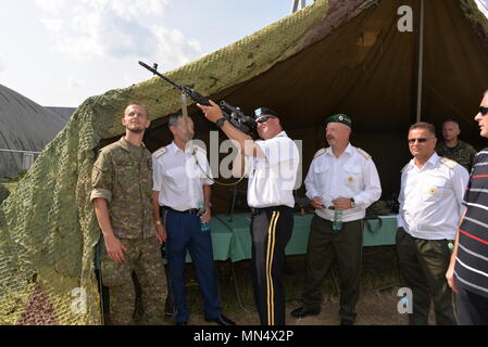 Generalmajor Corey Carr Kontrollen eine slowakische Sniper Gewehr an der Silac Air Show am 27 Aug 2017 bei seinem Besuch in der Slowakei zur Unterstützung der Partnerschaft Programm. Foto gefangengenommen von Armee Kapitän Megan Laycock. Stockfoto