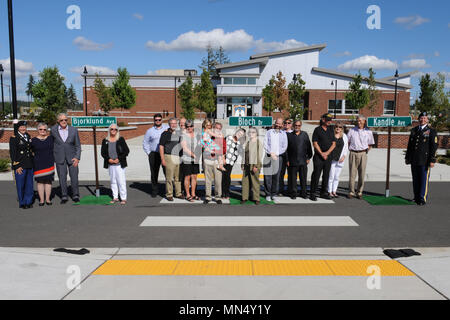 Kol. Nicole Lucas, Joint Base Garrison Commander (links), und der Befehl Sgt. Maj. Mulryan, Joint Base Command Sergeant Major (rechts) stand mit Familie Mitglieder während einer Zeremonie, die Benennung von Straßen nach dem Zweiten Weltkrieg Ehrenmedaille Empfänger 1. Lt Arnold Bjorklund, 1 Lt Orville Bloch, und 1. Lt. Victor Kandle, am 31. August 2017 einen Joint Base Lewis-McChord. (US Army Foto von Sidney Lee, Enterprise Multimedia Center, JBLM) Stockfoto