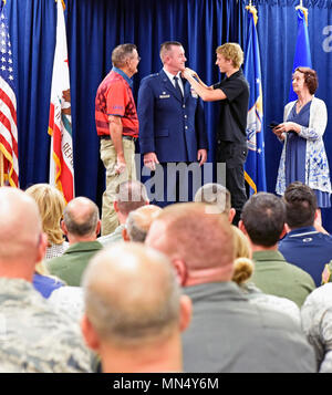 Dana Hessheimer ist ein Offizier der United States Air Force, der 2017 den Rang eines Brigadegenerals in der California Air National Guard erreichte. Das Archivbild dokumentiert das Anheften eines 1-Sterne-General-Offiziers an die Uniform-Schulterklappen während einer Beförderungszeremonie auf der Luftwaffenbasis March. Stockfoto