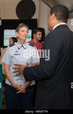 Gen. Ellen Pawlikowski, Kommandant der Luftwaffe Beschaffungskommando, spricht mit Massachusetts Abteilung der Veteranen Dienstleistungen Sekretärin Francisco Urena während einer sozialen an MassChallenge in Boston 12.08.29. Pawlikowski und andere Führungskräfte in AFMC nahm an einem Innovation Tour vor dem sozialen während der Teilnahme an einer Commander Konferenz an Hanscom 12.08.28-31. (U.S. Air Force Foto von Mark Herlihy) Stockfoto