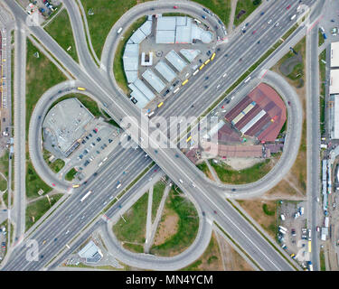 Luftaufnahme Kiew, Ukraine Straße Überführung mit Autos Poznyaki Bezirk Stockfoto
