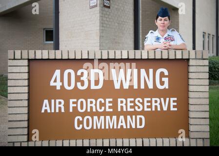 Senior Master Sgt. Dominique Hogan, 403Rd Flügel Recruiting Flug Chief, posiert für ein Foto Aug 3, 2017 bei Keesler Air Force Base, Texas. (U.S. Air Force Foto/Staff Sgt. Heather Heiney) Stockfoto