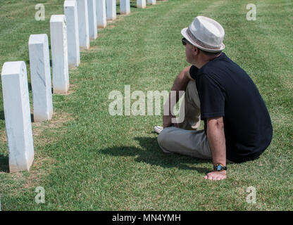 Familie und Freunde nehmen Sie sich die Zeit mit geliebten Menschen zu Besuch nach der Beisetzung des U.S. Army Air Forces Staff Sergeant William 'Blootie' Turner, 22.08.2017, an der Nashville National Cemetery in Madison, Tenn Turner war an Bord einer B-26 MARAUDER im Dezember 1943, als das Flugzeug, mit dem Spitznamen "Hell's Fury", unten geschossen alle töten an Bord außer dem Piloten. Nach Jahren harter Arbeit, Turner's Überreste wurden identifiziert und er war richtig militärischen Ehren beigesetzt. (U.S. Armee Foto von Master Sgt. Brian Hamilton/freigegeben) Stockfoto