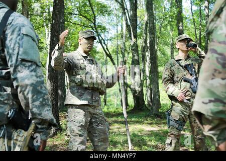 Freiwillige TRAINING CENTER, Catoosa, Ga, 23. August 2017 - Georgia Armee nationale Scots Guards Master Sgt. Sean A. Katz, das Bataillon operation Sergeant mit Joint Task Force 781, führt ein Feld Schulung auf taktische Bewegung während der Georgia National Guard NCO Einführungskurs. Die Induktion der Kurs ist konzipiert für alle militärischen beruflichen Spezialitäten die Bedeutung der Junior nicht zu betonen - Offiziere an der platoon Ebene beauftragt. (U.S. Army National Guard Foto: Staff Sgt. R.J. Lannom/Freigegeben Stockfoto