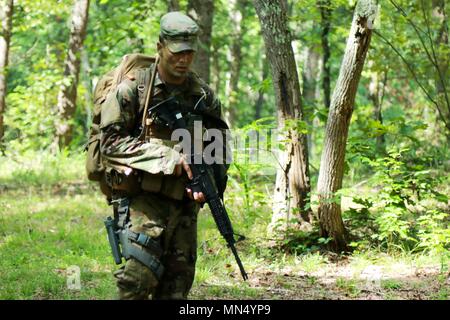 Freiwillige TRAINING CENTER, Catoosa, Ga, 23. August 2017 - Georgia Armee nationale Scots Guards, Sgt. Alan B. Caldwell, eine militärische Polizist mit 179Th Military Police Company, Fort Stewart, Ga. Die taktische Bewegung Schulungsveranstaltung während der Georgia National Guard NCO Einführungskurs. Der Kurs ist so konzipiert, dass Stärken und kleinen Einheit Taktiken Zug für alle neuen Unteroffiziere unabhängig von militärischen berufliche Spezialität. (U.S. Army National Guard Foto: Staff Sgt. R.J. Lannom/Freigegeben Stockfoto