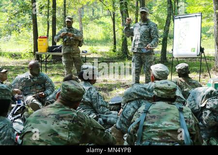 Freiwillige TRAINING CENTER, Catoosa, Ga, 23. August 2017 - Georgia Armee nationale Scots Guards, Sergeant 1st Class Michael G. Askew, die Bereitschaft und die Ausbildung Unteroffizier mit Georgien Garnison Training Center, Ft Stewart, Ga. Führt ein Land navigation Kurs Klasse für Studierende der Georgia National Guard NCO Einführungskurs. Land Navigation ist ein wichtiger Aspekt der militärischen Operationen erfordern ständige Praxis und Ausbildung. (U.S. Army National Guard Foto: Staff Sgt. R.J. Lannom/Freigegeben) Stockfoto