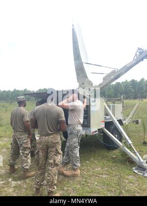 Das 50th Expeditionary Signal Battalion ist eine Einheit der United States Army unter der 35th Theater Tactical Signal Brigade, die für die Unterstützung der Expeditionskommunikation verantwortlich ist. Das Archivbild dokumentiert Soldaten des 1st Platoon, die während des Trainings in Fort Bragg, North Carolina, am 15. August 2017 die Fehlersuche an einem Satelliten-Transportable-Terminal durchführen. Stockfoto