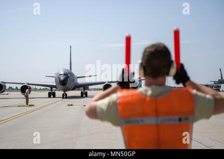 Senior Airman Brandon Wascher, 434Th Aircraft Maintenance Squadron Crew Chief, Taxi ist eine KC-135 Stratotanker R Flugzeuge der Rückkehr von einem Einsatz an Grissom Air Reserve Base, Ind., Aug 27., 2017. Der Tanker war die letzte von sechs Rückkehr mit Grissom Flieger aus zwei separaten Standorten bereitgestellt. (U.S. Air Force Foto/Tech. Sgt. Benjamin Mota) Stockfoto