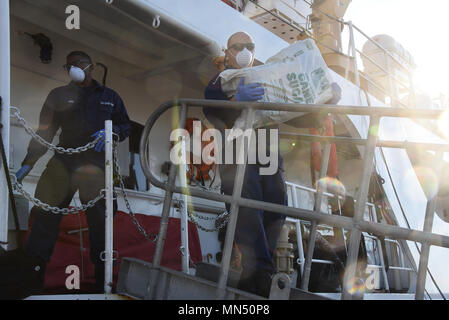 Coast Guard Cutter Resolute Crewmitglieder offload etwa 1 Tonne Marihuana im Wert von schätzungsweise $ 2,2 Millionen Großhandel Wert, in St. Petersburg, Florida, Dienstag, 8. Mai 2018. Die Crew an Bord des 210-Fuß-Vertrauen-Class Cutter, homeported in St. Petersburg, Interdiziert zwei mutmaßlichen Drogenschmuggels Schiffe und festgehalten wurden sieben mutmaßliche Drogenschmuggler in der Karibik mit Unterstützung der Zoll- und Grenzschutz als Teil der Operation Riptide. (U.S. Coast Guard Foto von Petty Officer 2. Klasse Ashley J. Johnson) Stockfoto