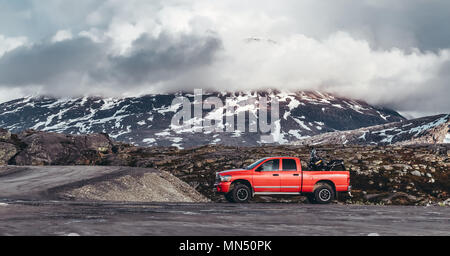 Nordnorwegen, auf der Norwegischen Seite der Grenze bei Riksgrensen, zwischen Narvik und Abisko an einem Sommertag. Schlitten auf einem roten Fahrzeug Stockfoto