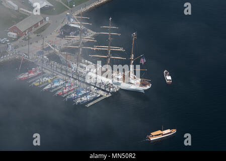 USCGC Eagle (WIX-327) ist eine 295-Fuß-Barque und das Ausbildungs-Flaggschiff der United States Coast Guard. Der Archivdruck dokumentiert das Schiff, das am 8. Mai 2018 in Newport, Rhode Island, in der Nähe des Volvo Ocean Race Village vertäut war und als Trainingsplattform für Kadetten diente. Der Druck zeigt Merkmale der Archivfotografie der Küstenwache. Stockfoto