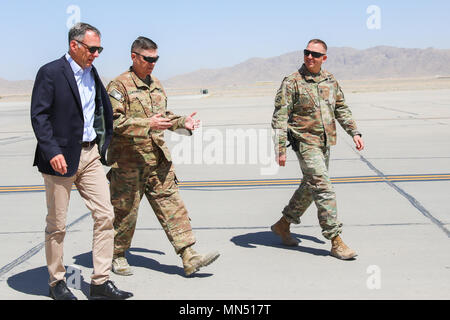 KANDAHAR AIRFIELD, Afghanistan (9. Mai 2018) - - Botschafter Cornelius Zimmermann, Senior zivilen Vertreter zu Afghanistan, Brig. General John Lathrop, Kommandierender General für Zug, Beraten und Unterstützen Command-South und Command Sgt. Maj Anton Hillig, Senior Soldaten Marktführer für Taac - Süd, gehen weg vom Flugplatz in Kandahar, Afghanistan, 9. Mai 2018. Stockfoto