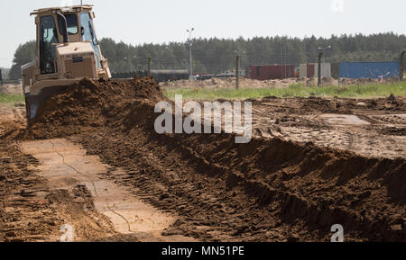 Us-Soldaten von der 194th Engineer Brigade, Tennessee National Guard, durch horizontale Maßnahmen Gebäude Straßen während der Entschlossenen schloss 2018 an der Drawsko Pomorskie, Polen, 10. Mai 2018. Resolute Schloss ist eine multinationale Übung der NATO und der US-Army Engineers, die unterstützt Atlantic lösen, indem sie die Förderung der Interoperabilität. Atlantic lösen, ist ein Beweis für das Engagement der USA für die kollektive Sicherheit in Europa durch den Einsatz der US-Streitkräfte in Zusammenarbeit mit den NATO-Verbündeten und Partner Nationen. (U.S. Armee Foto von SPC. Andrew McN Stockfoto