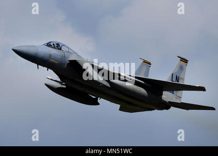 Eine F-15C Eagle auf die 493Rd Jagdgeschwader zugeordnet fliegt über Royal Air Force Lakenheath, England, Mai 10. Der 493 D-Züge regelmäßig, um sicherzustellen, dass RAF Lakenheath einzigartige Air Combat Fähigkeiten bringt den Kampf. (U.S. Air Force Foto/Tech. Sgt. Matthäus Plew) Stockfoto