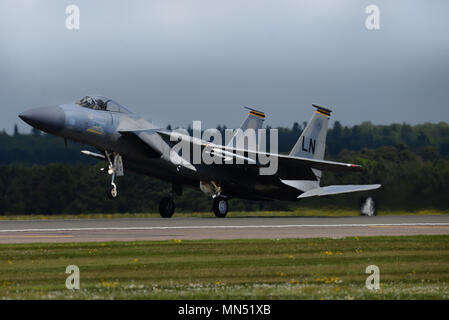 Eine F-15C Eagle auf die 493Rd Jagdgeschwader landet auf der Royal Air Force Lakenheath, England, 10. Mai zugeordnet. Der 493 D-Züge regelmäßig, um sicherzustellen, dass RAF Lakenheath einzigartige Air Combat Fähigkeiten bringt den Kampf. (U.S. Air Force Foto/Tech. Sgt. Matthäus Plew) Stockfoto