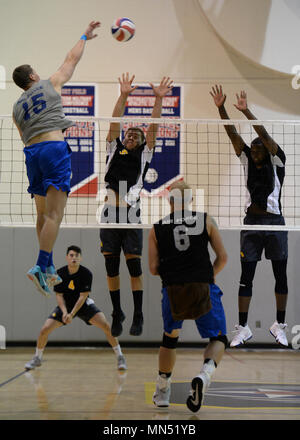 180509-N-KM 734-3135 HURLBURT FIELD, Fla.-Mitglied der Volleyballmannschaft der Luftwaffe Männer stößt einen Angriff gegen die Volleyballmannschaft der Armee Männer. Elite US-Militär Volleyball Spieler aus der ganzen Welt konkurrieren um die Vorherrschaft in Hurlburt Field's Aderholt Fitnesscenter kann 7-11, 2018 die Besten der Besten an die 2018 Streitkräfte Volleyball Meisterschaft zu bestimmen. Die Armee, die Marine (Küstenwache) und Air Force Teams quadrierten weg bei der jährlichen AFVC durch drei Tage round-robin-Wettbewerb, die besten Männer und Frauen Volleyball Spieler schließlich Krone im Militär. U.S. Navy pho Stockfoto