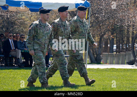 Brig. Gen. Patrick Donahoe (Mitte), 10 Mountain Division handeln Kommandierender General, Märsche neben Oberst Scott Himes (links) und Col Paul Larson, die ausgehenden und eingehenden Befehlshaber der 2. Brigade Combat Team, während eine Änderung der Befehl Zeremonie, 9. Mai, am Fort Drum, New York. (U.S. Armee Foto: Staff Sgt. Paige Behringer) Stockfoto