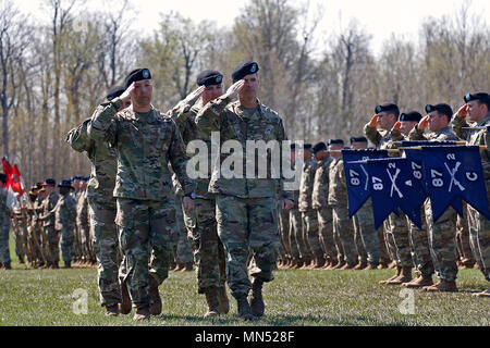 Brig. Gen. Patrick Donahoe (rechts), 10 Mountain Division handeln Kommandierender General, führt die Überprüfung der Partei der 2. Brigade Combat Team Ändern des Befehls Zeremonie, 9. Mai, am Fort Drum, New York. Col Scott Himes, die 2 BCT ausgehende Commander, die Fackel zu Oberst Paul Larson. (U.S. Armee Foto: Staff Sgt. Paige Behringer) Stockfoto