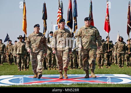 Brig. Gen. Patrick Donahoe (Mitte), 10 Mountain Division handeln Kommandierender General, Märsche neben Oberst Scott Himes (links) und Col Paul Larson, die ausgehenden und eingehenden Befehlshaber der 2. Brigade Combat Team, während eine Änderung der Befehl Zeremonie, 9. Mai, am Fort Drum, New York. (U.S. Armee Foto: Staff Sgt. Paige Behringer) Stockfoto