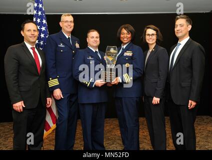 Chief Warrant Officer Matthew James, kommandierender Offizier der Coast Guard Station Calumet Hafen, und Cmdr. Zeita Kaufmann, kommandierender Offizier der Küstenwache Marine Safety Unit Chicago, akzeptieren die 2018 Föderale Agentur des Jahres Award des Chicago Bundesvorstand für die Arbeit in einer Vielzahl von Operationen durchgeführt werden, einschließlich der Kontrolle von Schiffen, der Verschmutzung, der Suche und Rettung, der Strafverfolgung und der Öffentlichkeitsarbeit, 10. Mai 2018. Sie werden von (L-R) Bo Steiner, Vorstand der Chicago Federal Executive Board, Kapitän Thomas Stuhlreyer, Commander, Coast Guard Sektor Lake Michigan verbunden Stockfoto