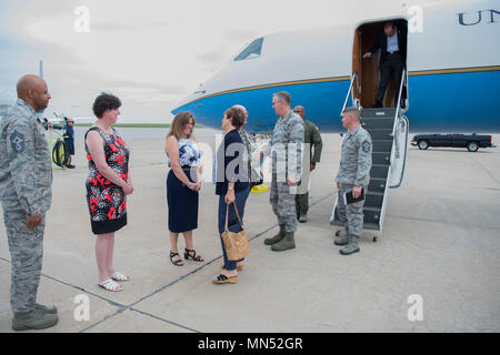 General John E. Hyten, U.S. Strategic Command Commander, seiner Frau Lauren Hyten und Chief Master Sgt. Patrick McMahon, USSTRATCOM Befehl Senior Leader angeworben, werden durch das Team Buckley Leadership Team und ihre Gatten Mai 9, 2018 begrüßt, bei Buckley Air Force Base, Colorado. Die USSTRATCOM Team besuchte Buckley zu erkennen und mit seinen Mitgliedern, der eine hervorragende Leistung im Jahr 2017 hatte interagieren. (U.S. Air Force Foto von Flieger 1. Klasse Holden S. Faul) Stockfoto