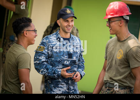 Royal Australian Air Force Flight Lieutenant Rafael Abboud, Mitte, spricht mit US Marine Corps Sgt. Kevin Alberto, Links, und Sgt. Andreas Garcia, rechts, während der Bauarbeiten zur Unterstützung der Übung Balikatan an Calangitan Volksschule in Capas, Baguio City, Philippinen. Abboud ist ein kaplan mit 26 Geschwader, und ist eine 36-jährige gebürtige von Newcastle, New South Wales, Australien. Alberto und Garcia sind Pioniere mit 9 Techniker Bataillon, 3. Marine Logistics Group und sind 22 und 23 Jahre alten Ureinwohner von Atlantic City, New Jersey und Chicago, Illinois. Übung Balikatan, in Stockfoto