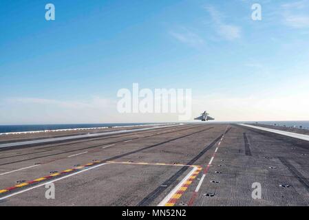 180510-N-UV-609-0481 ATLANTIK (10 Mai 2018) eine Rafale Marine Squadron 17 F der französischen Marine angefügte startet das Flight Deck der Flugzeugträger USS George H.W. Bush (CVN 77). GHWB ist unterwegs in den Atlantischen Ozean Durchführung Carrier Air Wing Übungen mit der Französischen Marine Partnerschaften zu stärken und zu vertiefen, die Interoperabilität zwischen den Seestreitkräften der beiden Länder. (U.S. Marine Foto von Mass Communication Specialist 2. Klasse David Mora Jr.) Stockfoto