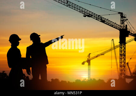 Planung und untersuchen Konzept, Silhouette von zwei businessmans Suchen in der Website von Gebäude, Bau und zu diskutieren. Stockfoto