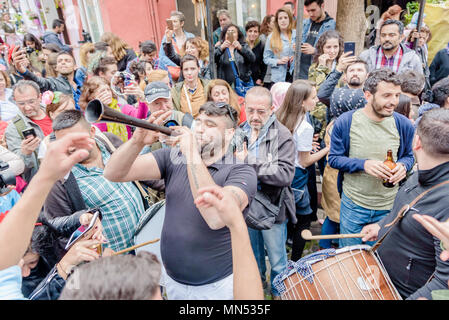 Nicht identifizierte türkischen Mann führt Zurna (Clarion) an Hidirellez Festival. Es bedeutet Ankunft des Frühlings und feierte im gesamten türkischen Welt. Istanbul, Tu Stockfoto