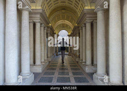 Rom, Italien, 1. APRIL 2018: der Palazzo Spada Korridor demonstriert den Einsatz von Zwangsarbeit Perspektive. Tour Guide verrät, wie Borromini optischer Trick verwendet Stockfoto