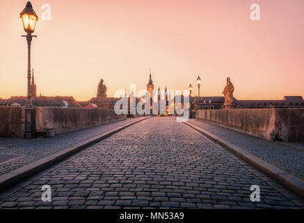 Malerische Sonnenaufgang morgen Blick auf die Alte Mainbrücke über den Main in der Altstadt von Würzburg, Bayern, Deutschland - Teil der Romantischen Straße Stockfoto