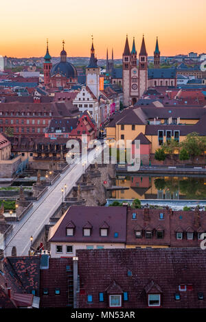 Landschaftlich atemberaubende Sommer Antenne panorama Stadtbild der Altstadt Stadt in Würzburg, Bayern, Deutschland - Teil der Romantischen Straße. Stockfoto