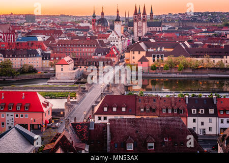 Landschaftlich atemberaubende Sommer Antenne panorama Stadtbild der Altstadt Stadt in Würzburg, Bayern, Deutschland - Teil der Romantischen Straße. Stockfoto