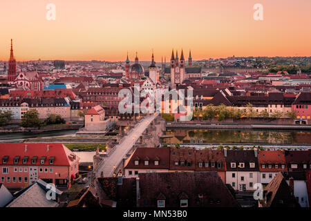 Landschaftlich atemberaubende Sommer Antenne panorama Stadtbild der Altstadt Stadt in Würzburg, Bayern, Deutschland - Teil der Romantischen Straße. Stockfoto