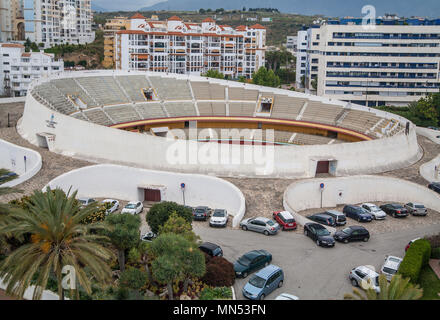 Apartment Gebäude & Sierra Bermaja in Estepona, Stockfoto