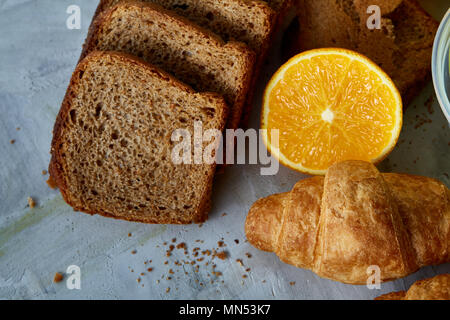 Frische reife orange Hälften auf hellgrauen Hintergrund, selektive konzentrieren. Saftige Zitrusfrüchte. Natürliche organische Vitamin. Bunte Dessert. Perfekte Zutat für Er Stockfoto