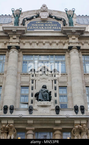 Fassade der Ferenc Liszt Musikakademie in Budapest, Ungarn. Das historische Gebäude nach der Sanierung 2013. Der Wintergarten auf 1875 gegründet wurde. Stockfoto