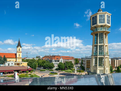 Stadt Siófok ist eines der beliebtesten Urlaubsländer. Ungarn rufen oft die Stadt als Hauptstadt des Balaton. Alte hölzerne Wasserturm am City Center Stockfoto