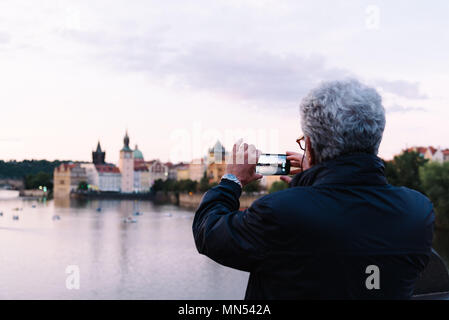 Prag, Tschechische Republik - 19 August 2017: unbekannter Mann ein Foto von Prag bei Sonnenuntergang Stockfoto