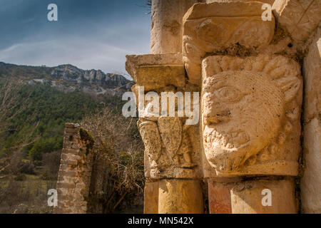 Romanische Kapitelle und Schnitzereien in der alten, verlassenen Kirche von Ribera, Parke Natural de Valderejo, Alava, Baskenland, Spanien. Stockfoto