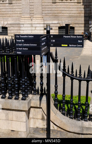 Fußgängerzone Zeichen Beiträge außerhalb der St. Pauls Kathedrale in London Stockfoto