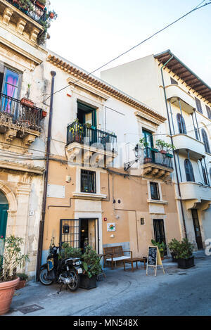 Siracusa, Italien - 17. August 2017: Straße in der Altstadt von Siracusa in Sizilien, Italien Stockfoto