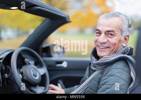Porträt Lächeln, zuversichtlich, älterer Mann in Convertible Stockfoto