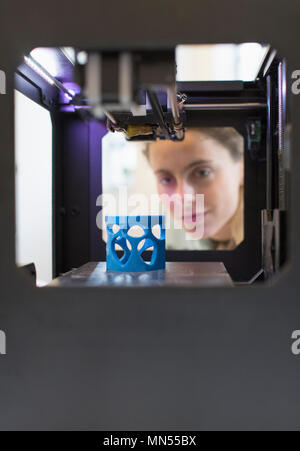Weibliche Designer über 3D-Drucker Stockfoto