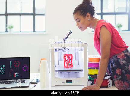 Weibliche Designer, 3D-Drucker Stockfoto
